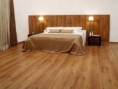 /album/galeria-de-fotos%3a-servi%c3%a7os-/piso-laminado-quarto-com-painel-jpg/